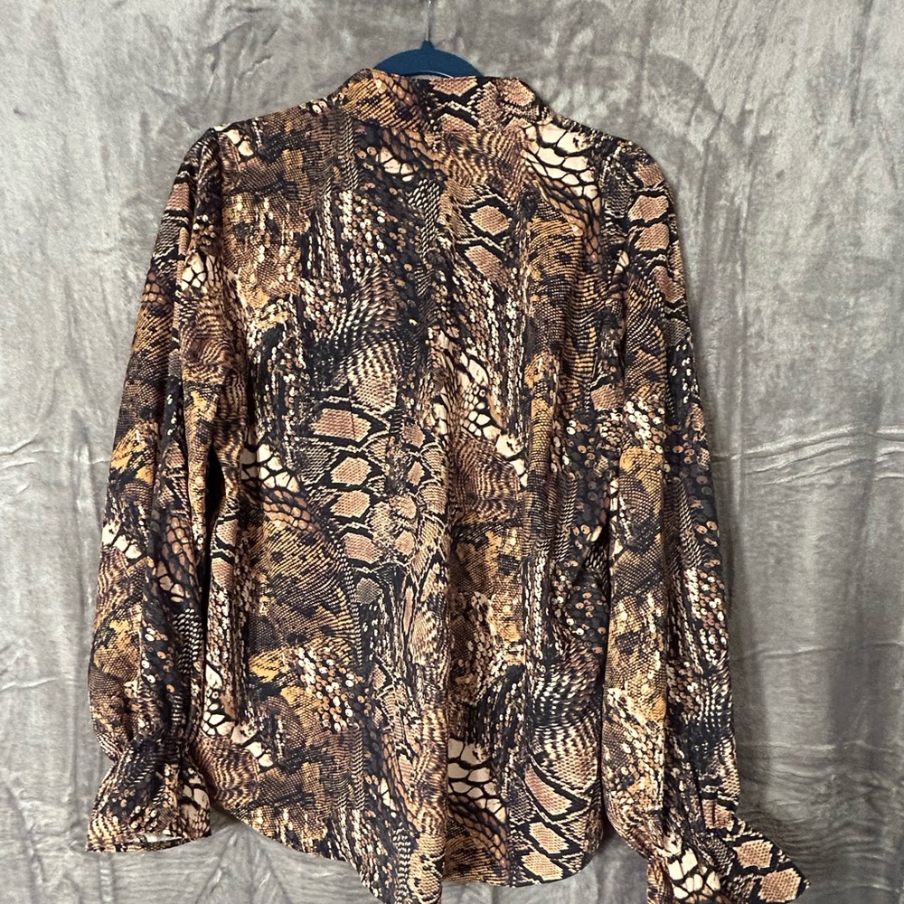 NWT Women’s DG2 by Diane Gilman Reptile Print Long Sleeve Blouse size XL - Picture 3 of 5